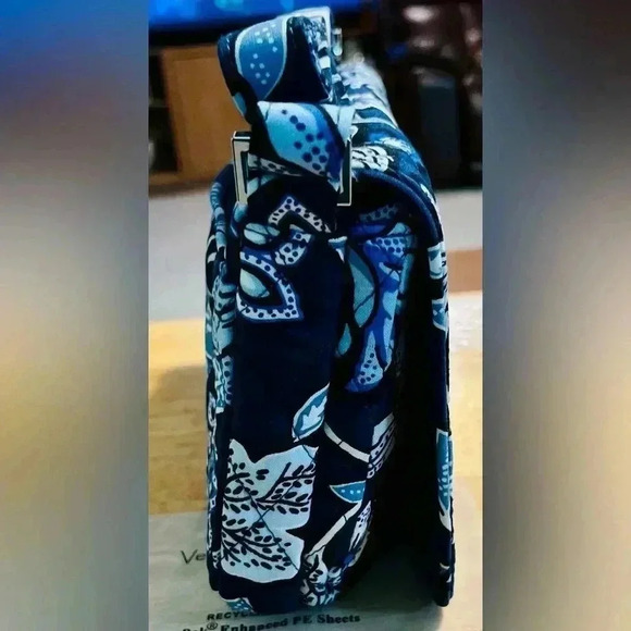 🆕
VERA BRADLEY NAVY BLUE TURNLOCK CROSSBODY BAG - Picture 9 of 11
